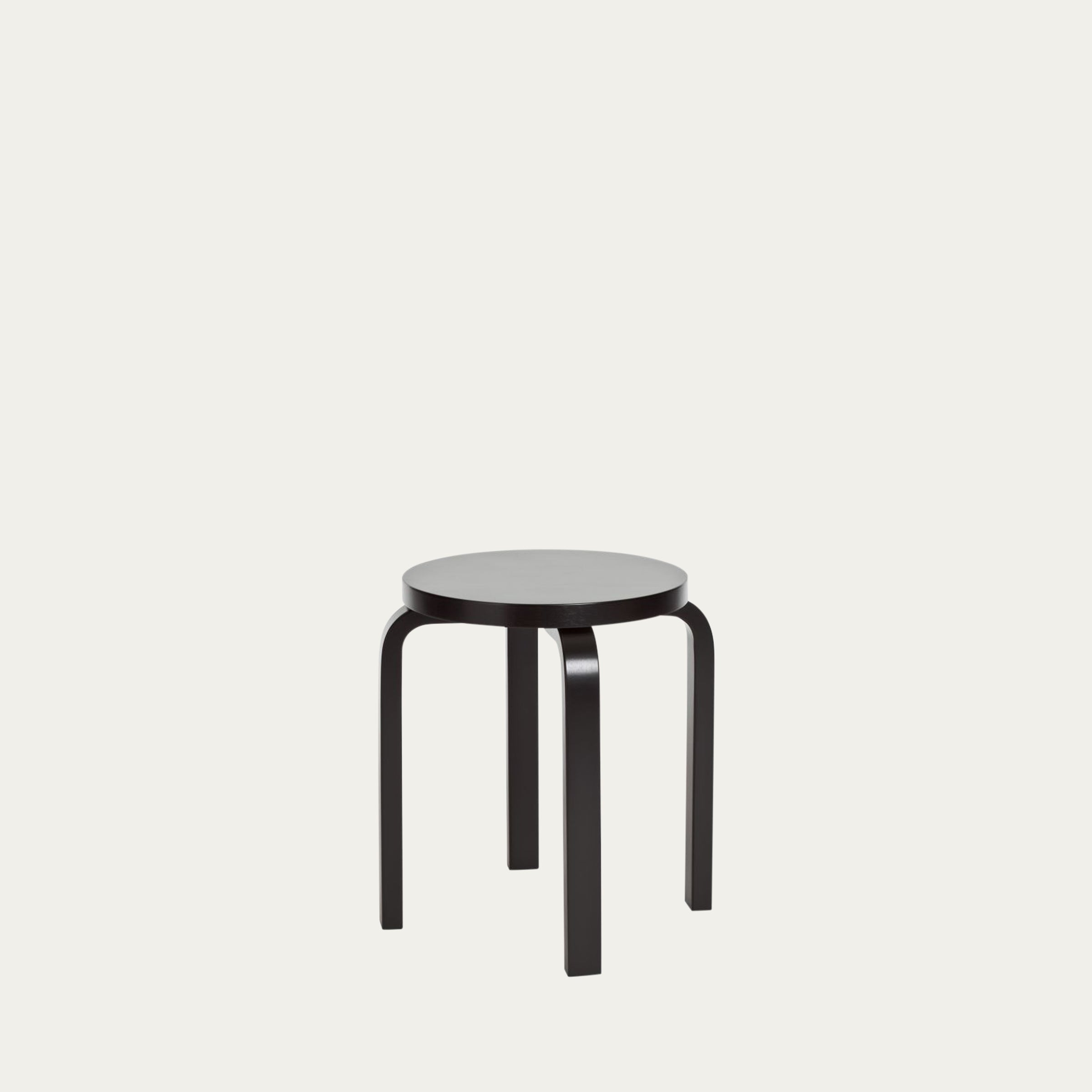 Schwarzer E60 Hocker komplett in dunklem Holz, klassisches Design von Alvar Aalto