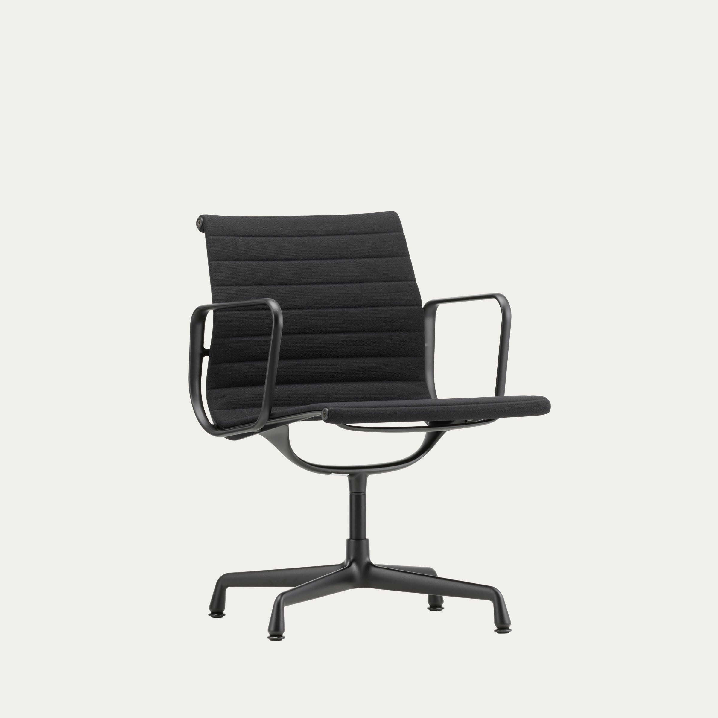 Schrägansicht des EA 105 Aluminium Chairs von Charles & Ray Eames mit gepolsterter Rückenlehne