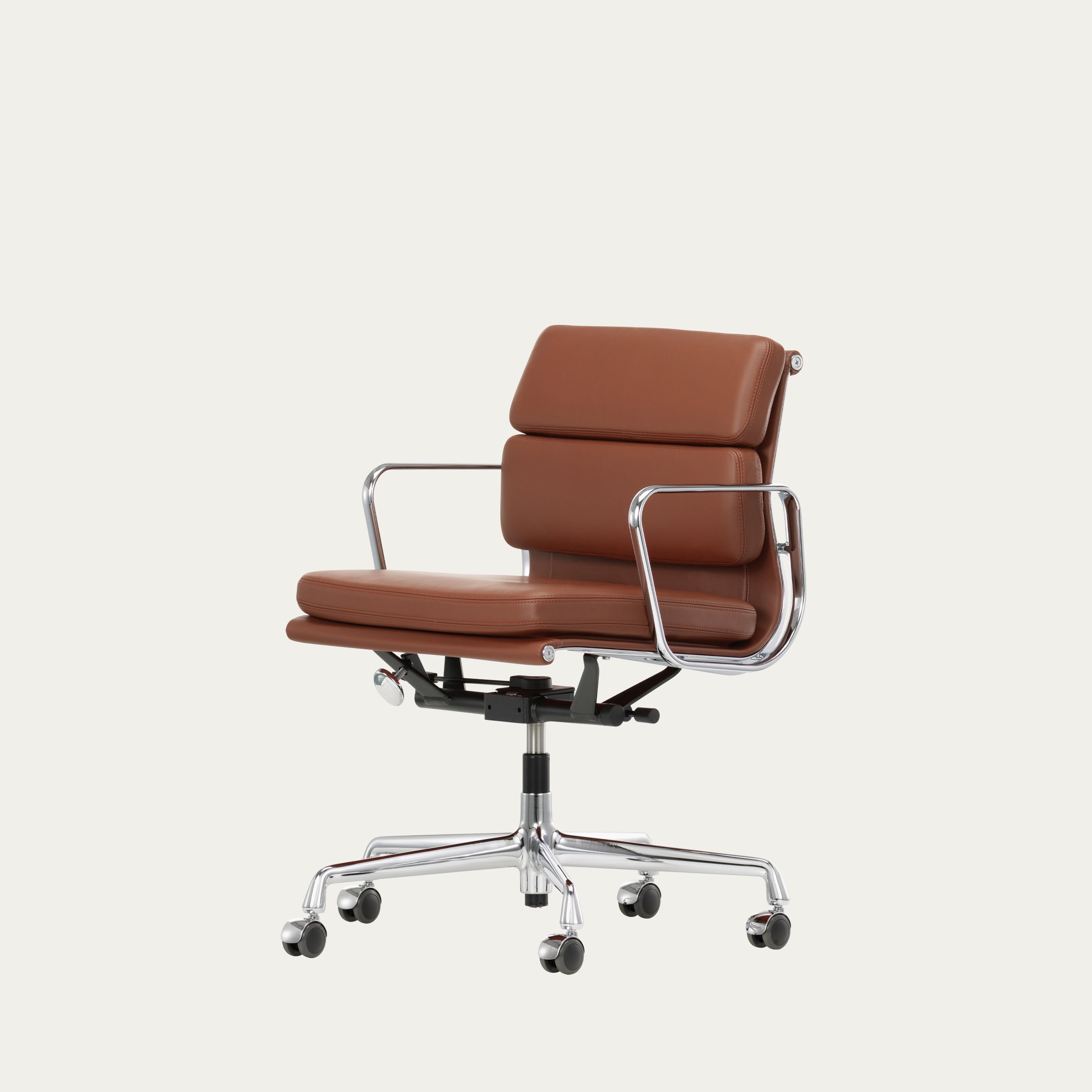 Frontansicht des EA 217–219 Soft Pad Bürostuhls von Charles & Ray Eames mit brauner Lederpolsterung, Armlehnen und verchromtem Aluminium-Drehgestell