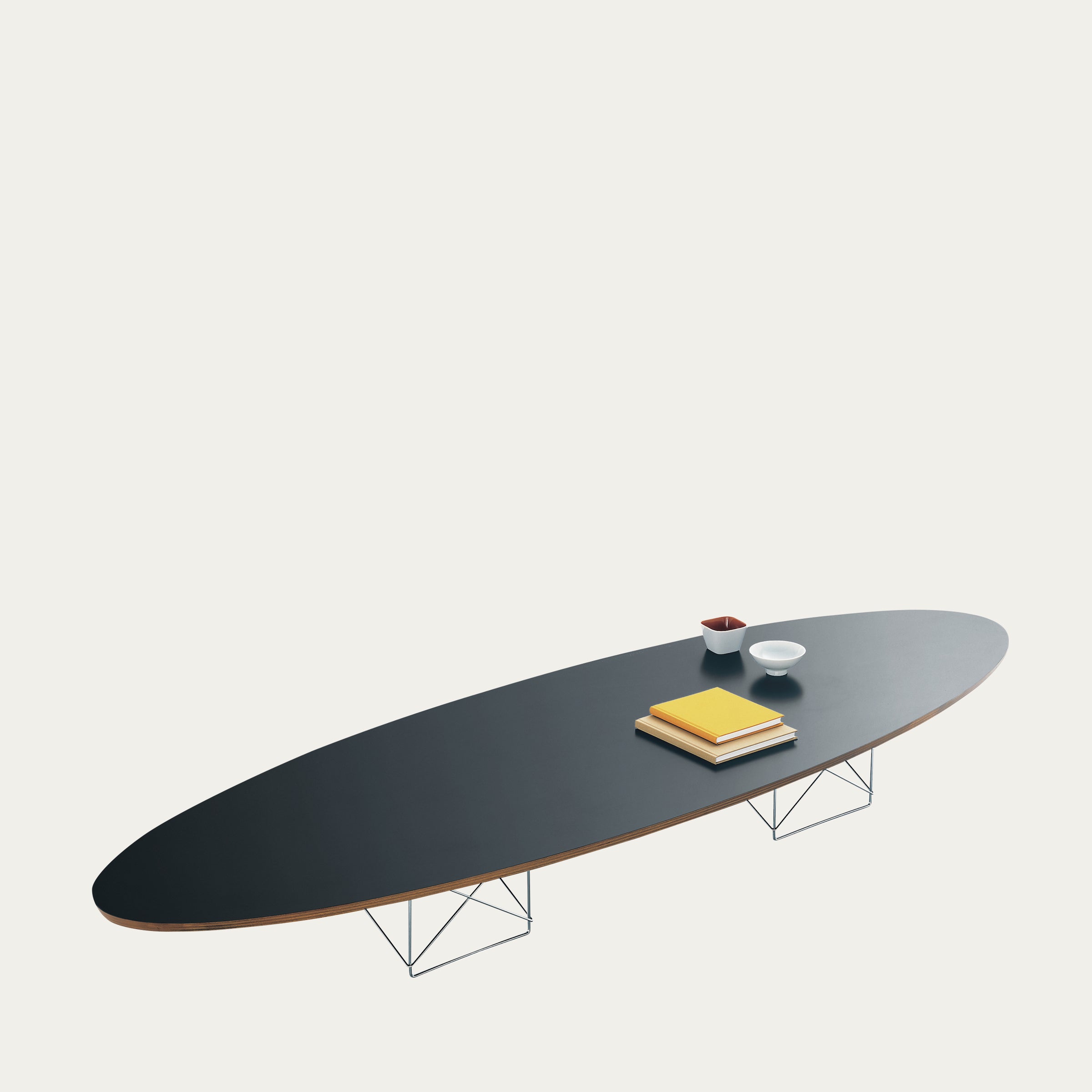 ETR Couchtisch von Charles & Ray Eames aus dem Jahr 1951 mit schwarzer elliptischer Tischplatte und filigranem Drahtgestell, ikonisches Mid-Century-Design