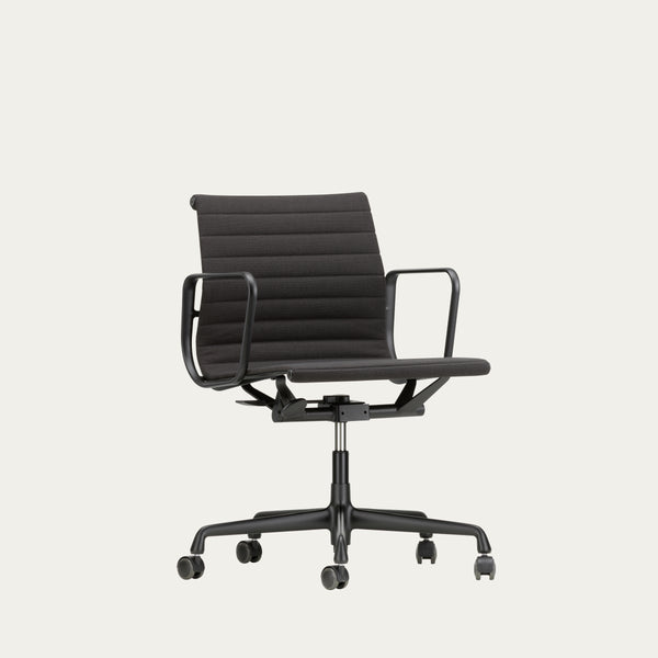 Schräge Ansicht des EA 118 Aluminium-Bürostuhls von Charles & Ray Eames mit schwarzem Stoffbezug und Rollenfuß.