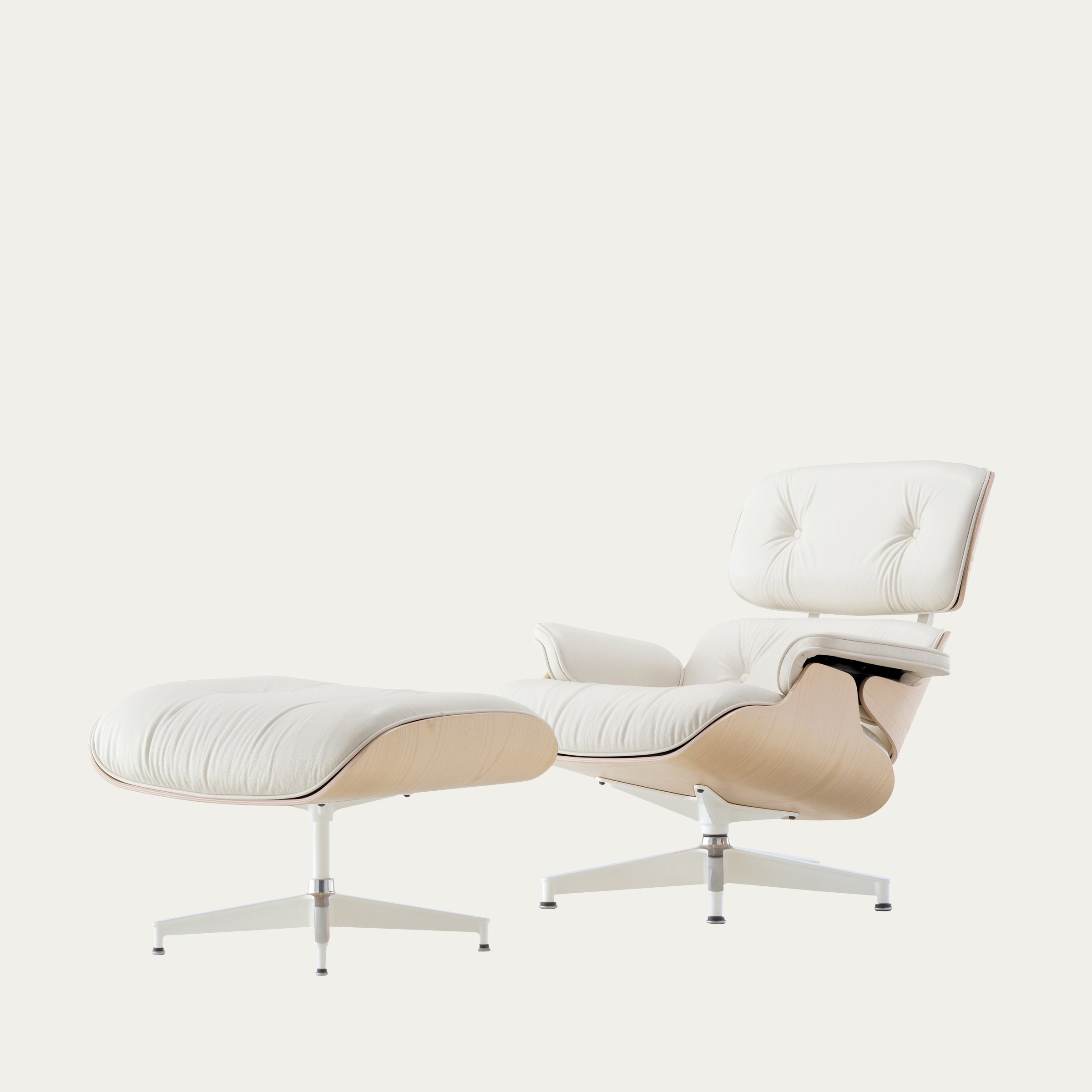 Seitenansicht des Eames Lounge Chair mit Ottoman von Charles & Ray Eames in weißem Leder und hellem Holz