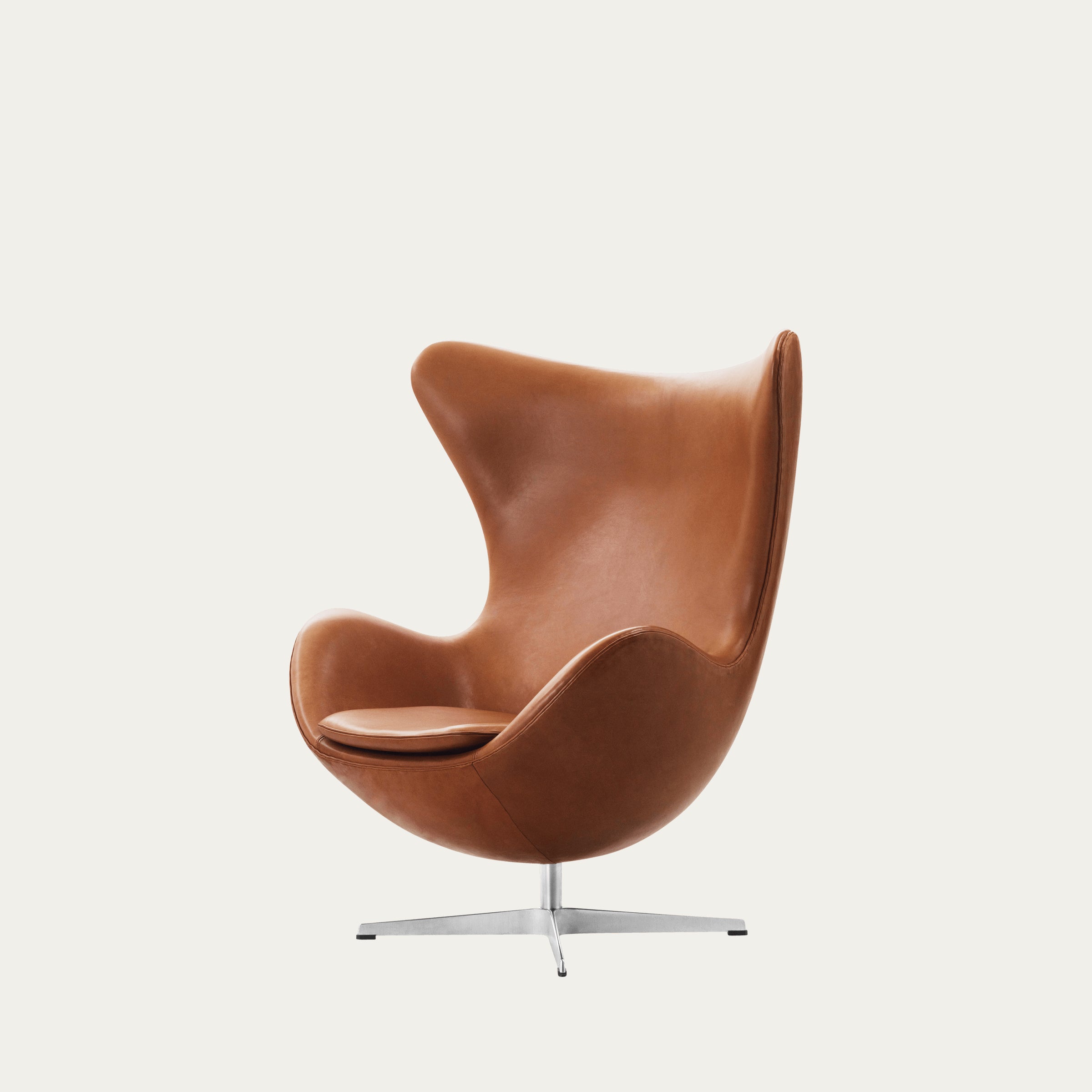 Egg Chair von Arne Jacobsen 1958 mit cognacfarbenem Lederbezug und drehbarem Aluminiumfuß