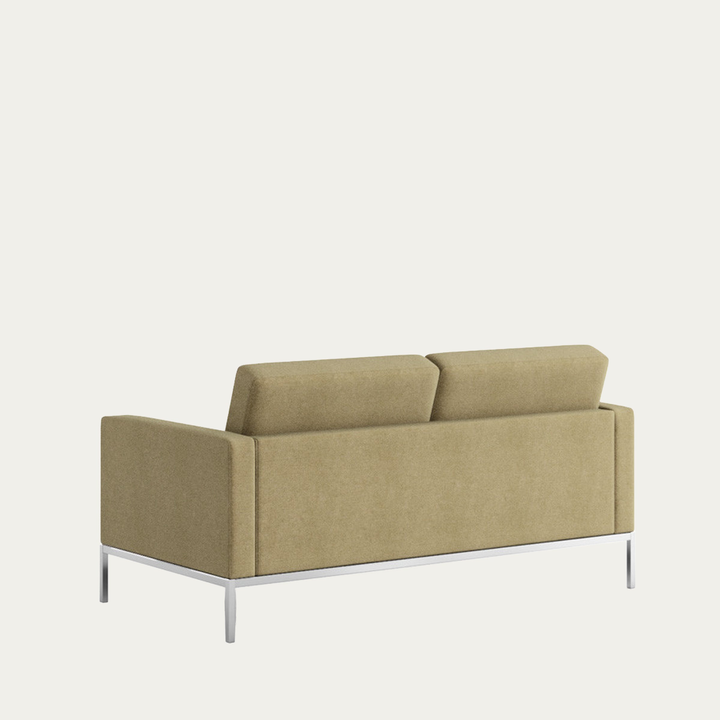 Rückansicht des Florence Knoll Sofas von 1954 in hellbraunem Stoff mit klarer Linienführung und Metallgestell