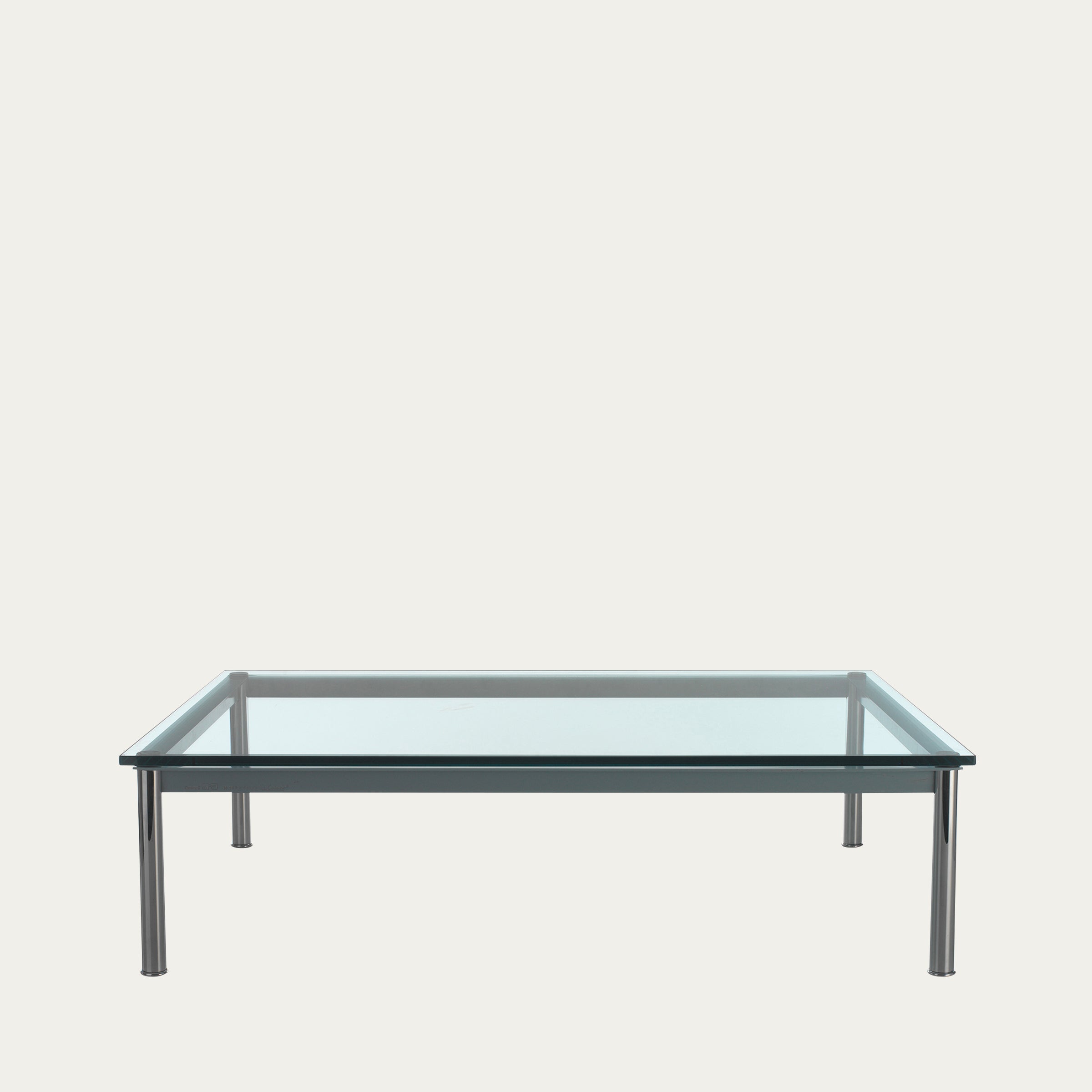 Rechteckiger LC10-P Glastisch von Le Corbusier mit klarem Glas und verchromtem Rohrgestell, frontal aufgenommen