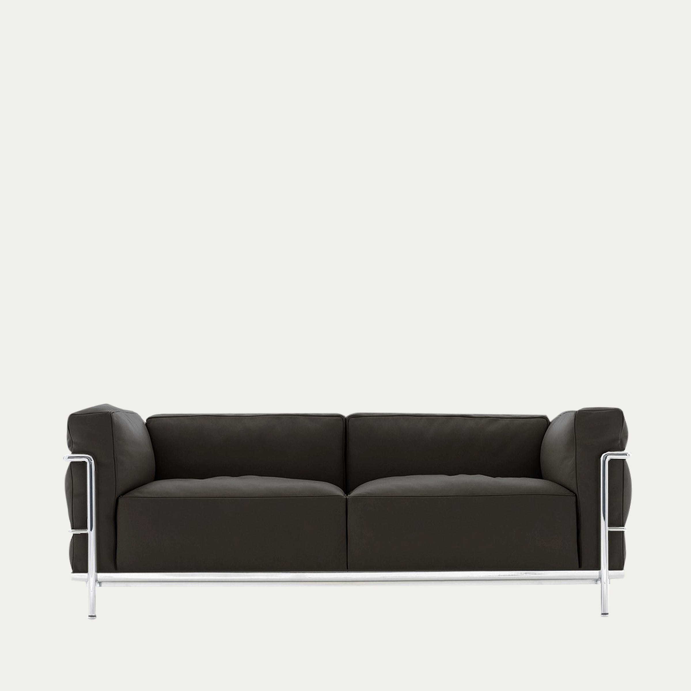 Frontaufnahme des LC3 Grand Modèle Sofas von Le Corbusier in dunkelbraunem Leder mit ikonischem Stahlrohrrahmen