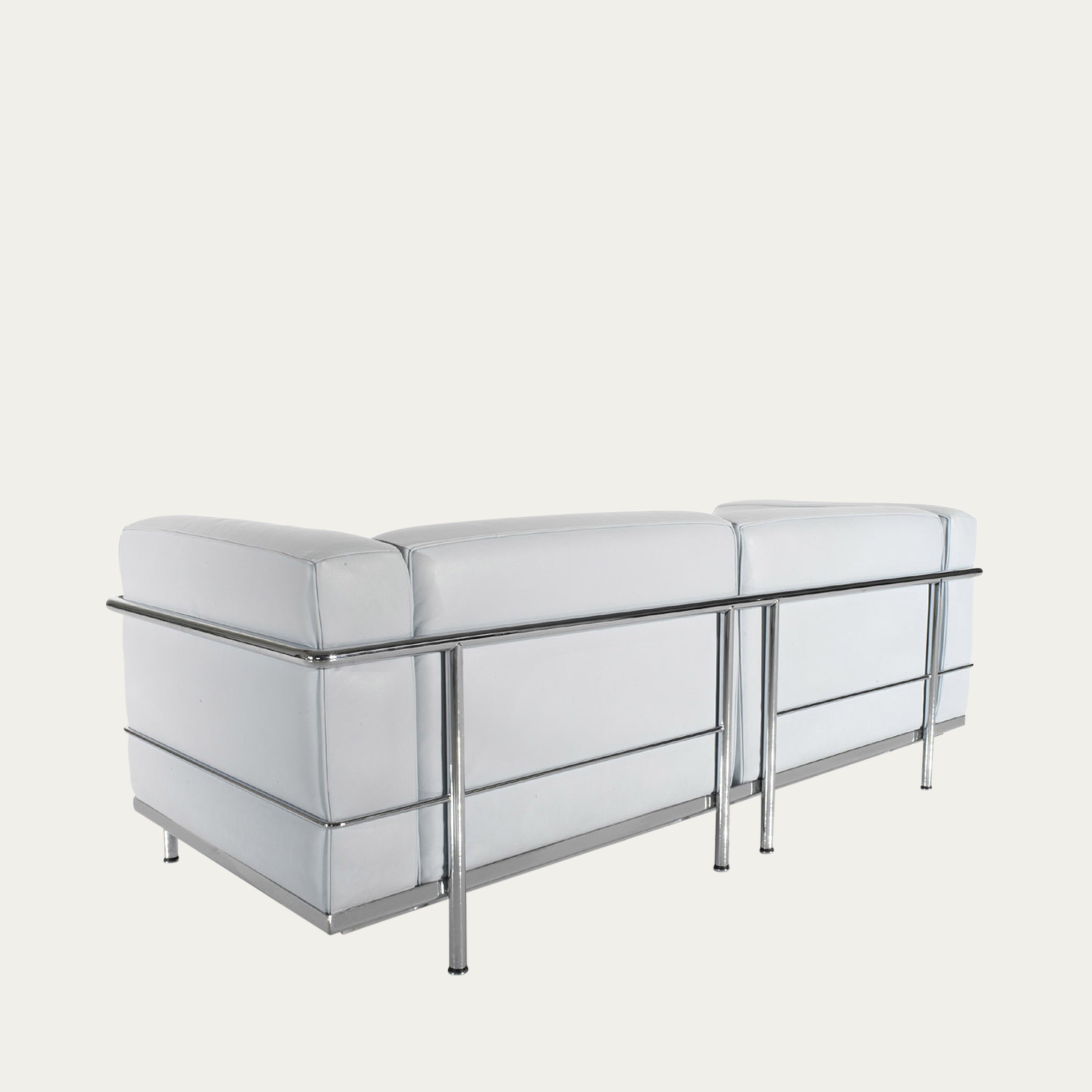 Rückansicht des LC3 Grand Modèle Sofas von Le Corbusier mit weißem Lederbezug und umlaufendem Stahlrahmen