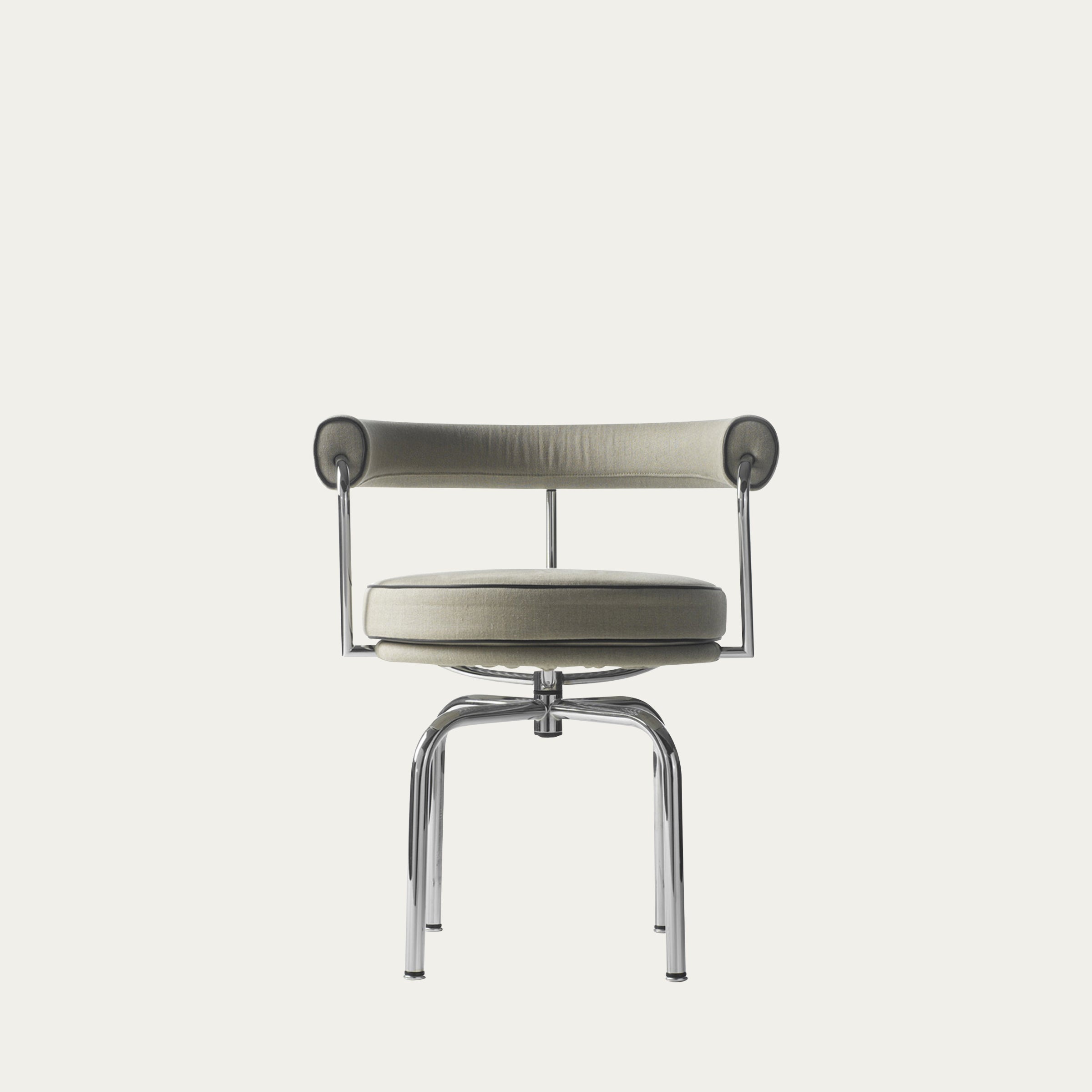Frontalansicht des LC7 Drehstuhls Fauteuil Tournant von Le Corbusier, hellbezugener Stoffpolsterung und verchromtem Stahlrohrgestell