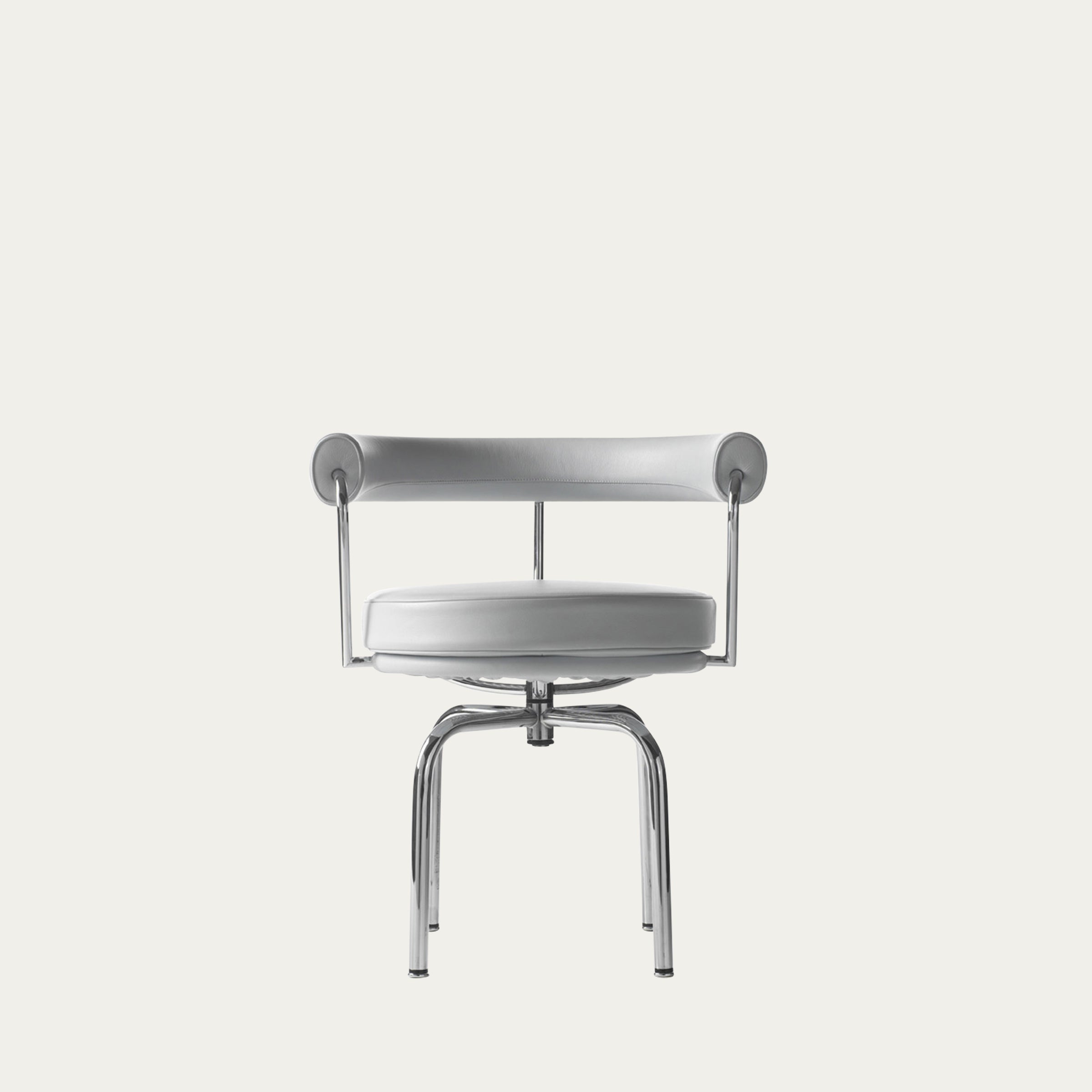 Frontansicht des LC7 Drehstuhls Fauteuil Tournant von Le Corbusier in hellgrauem Leder und glänzendem Chromgestell