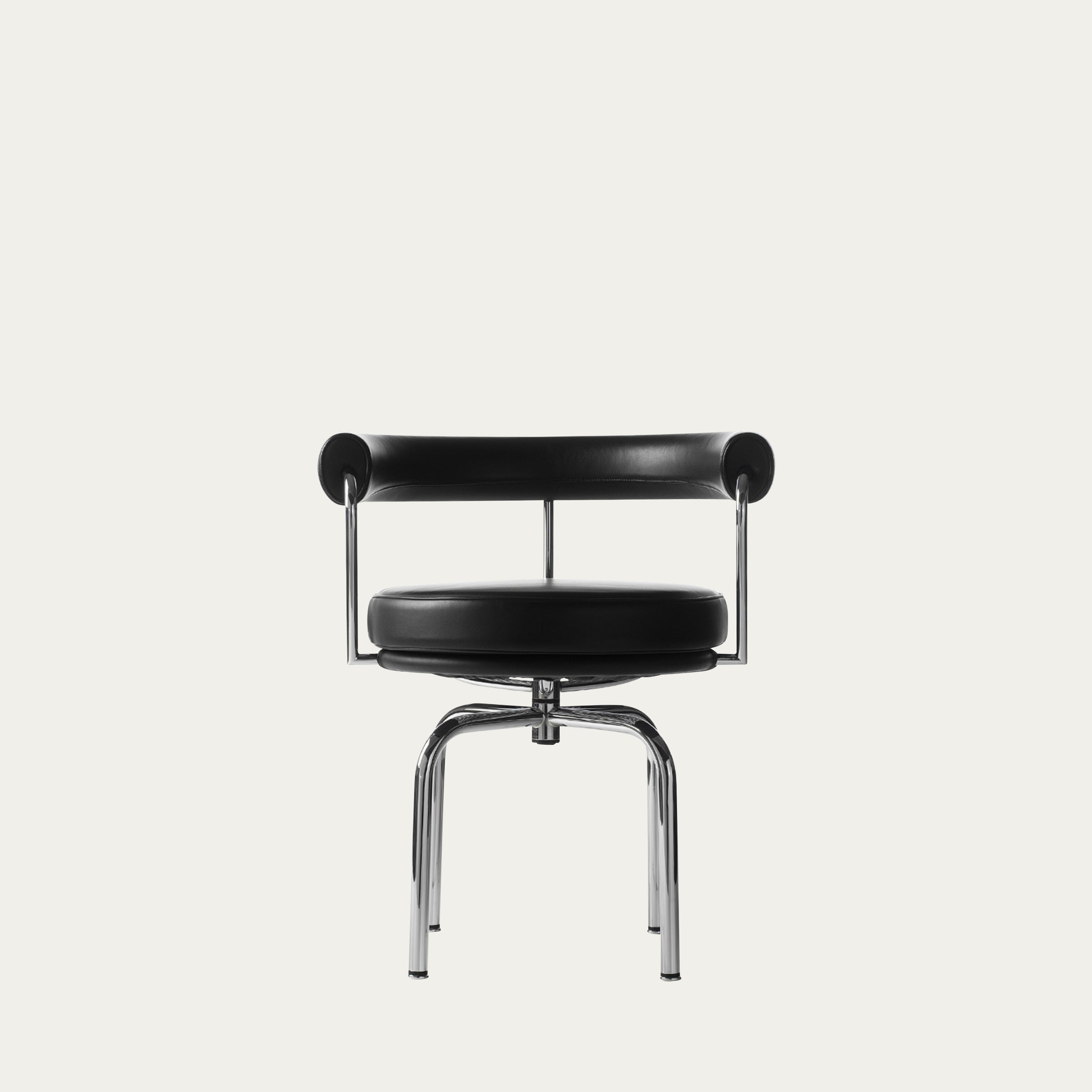 Frontansicht des LC7 Drehstuhls Fauteuil Tournant von Le Corbusier in schwarzem Leder vor hellem Hintergrund