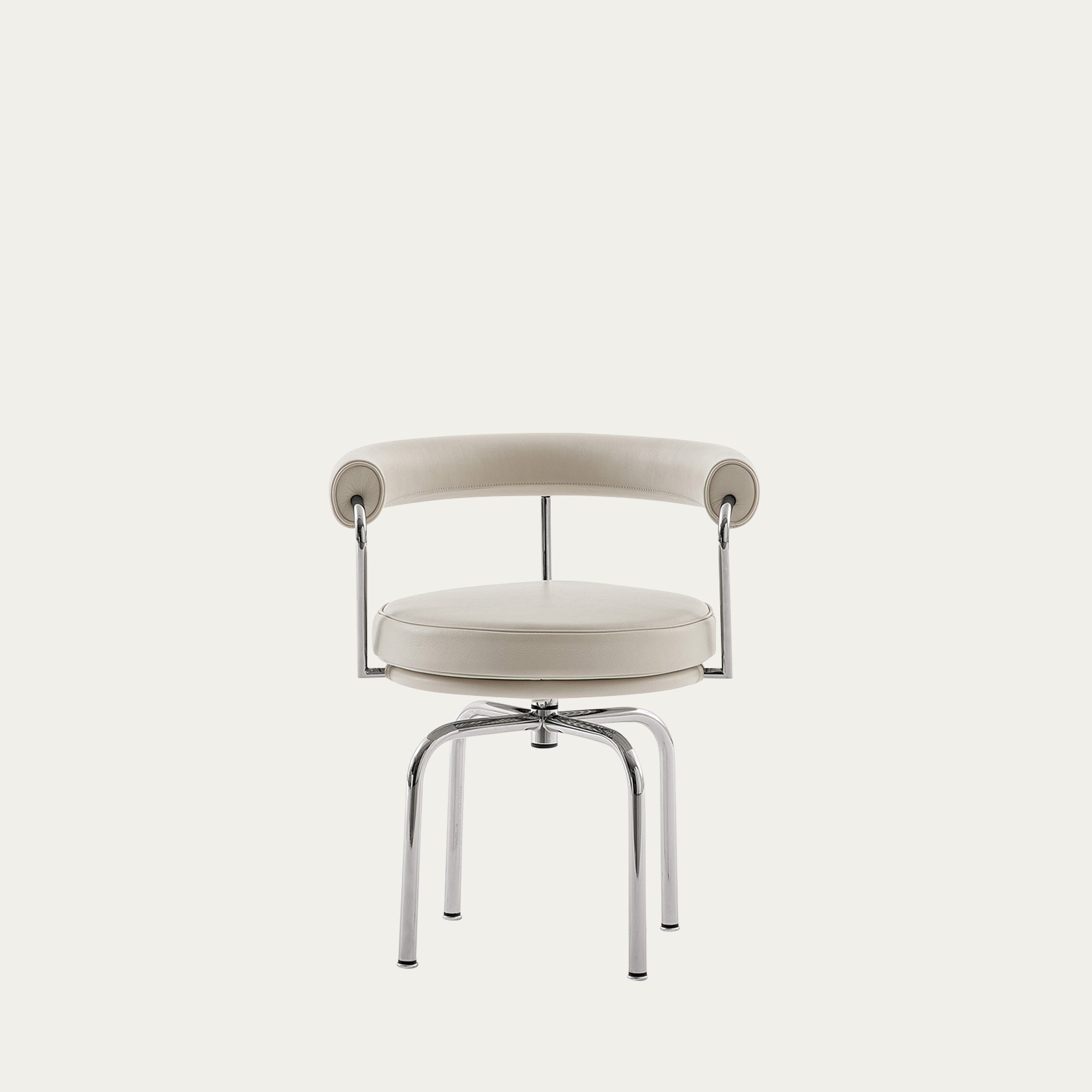 Frontansicht des LC7 Drehstuhls Fauteuil Tournant von Le Corbusier mit weißem Lederpolster und verchromtem Stahlgestell