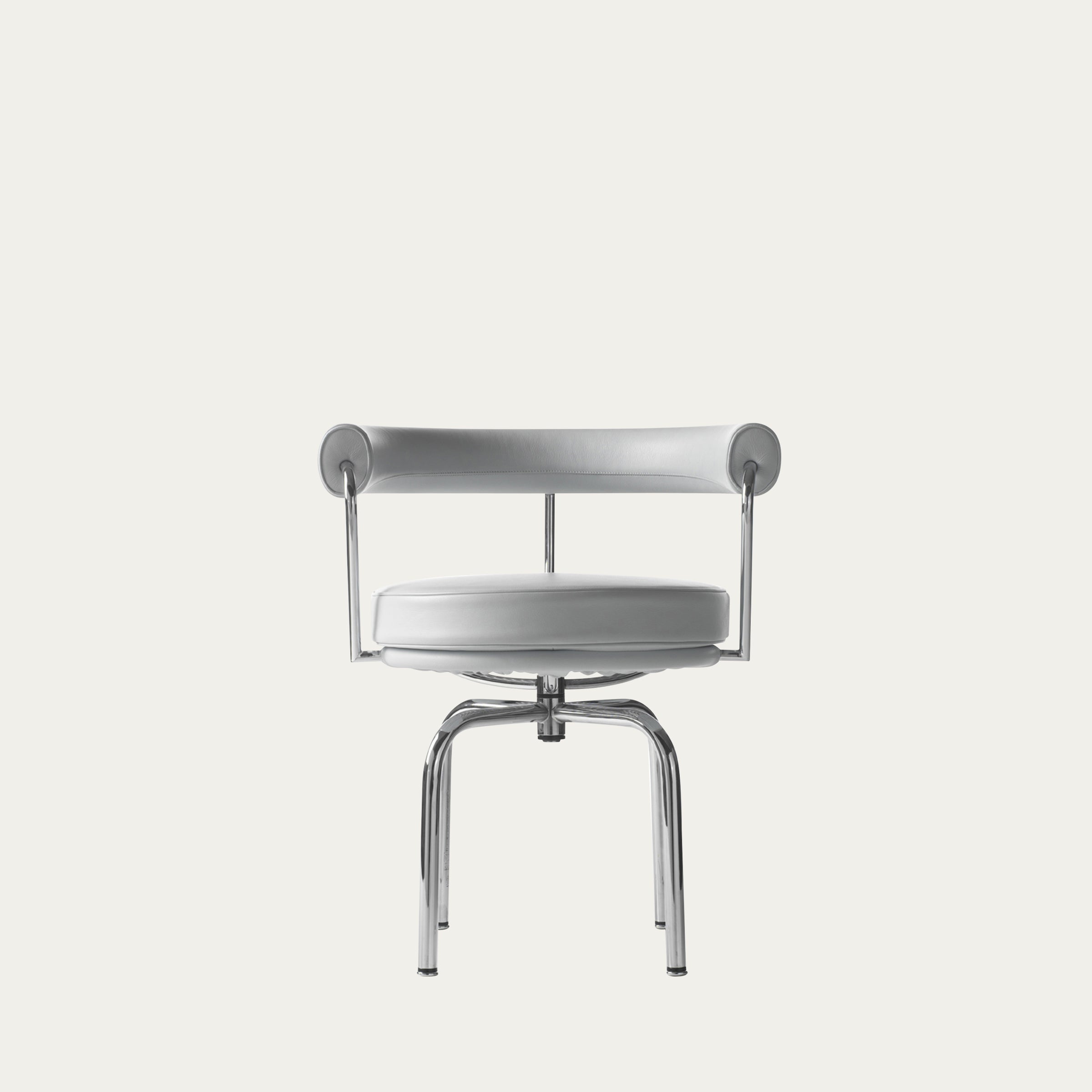 Frontansicht des LC7 Drehstuhls Fauteuil Tournant von Le Corbusier in weißem Leder mit glänzendem Chromgestell