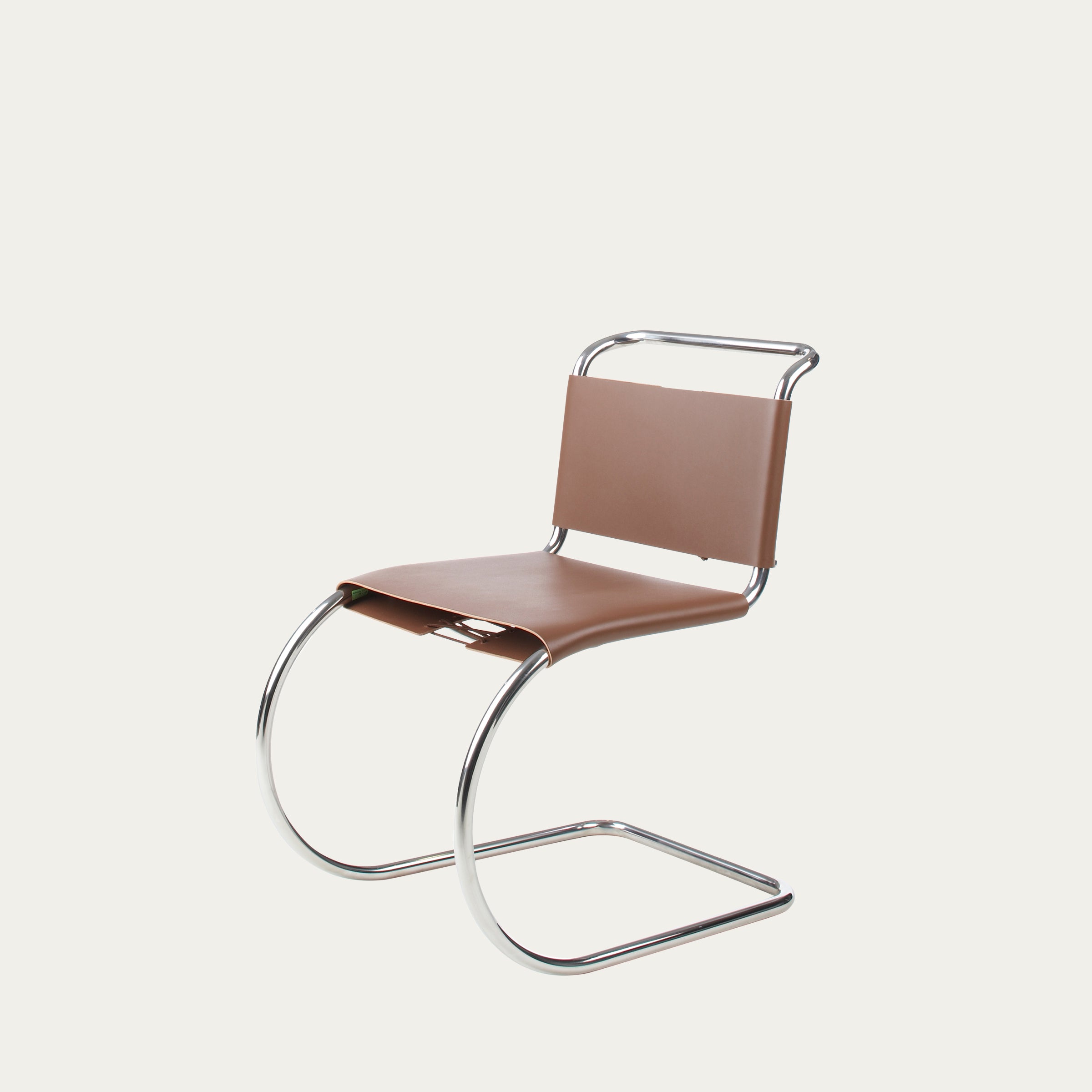 Ansicht des MR Freischwinger-Stuhls von Ludwig Mies van der Rohe mit verchromtem Stahlrohr und braunem Leder