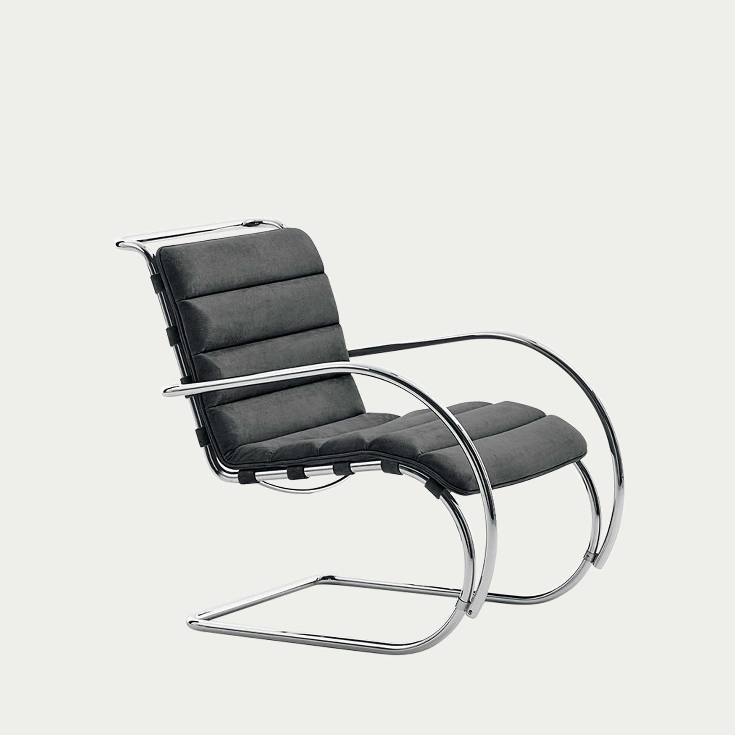 Dunkelgrau gepolsterter MR Lounge Chair mit Armlehnen, ikonisches Stahlrohrdesign und markante Polsterstruktur