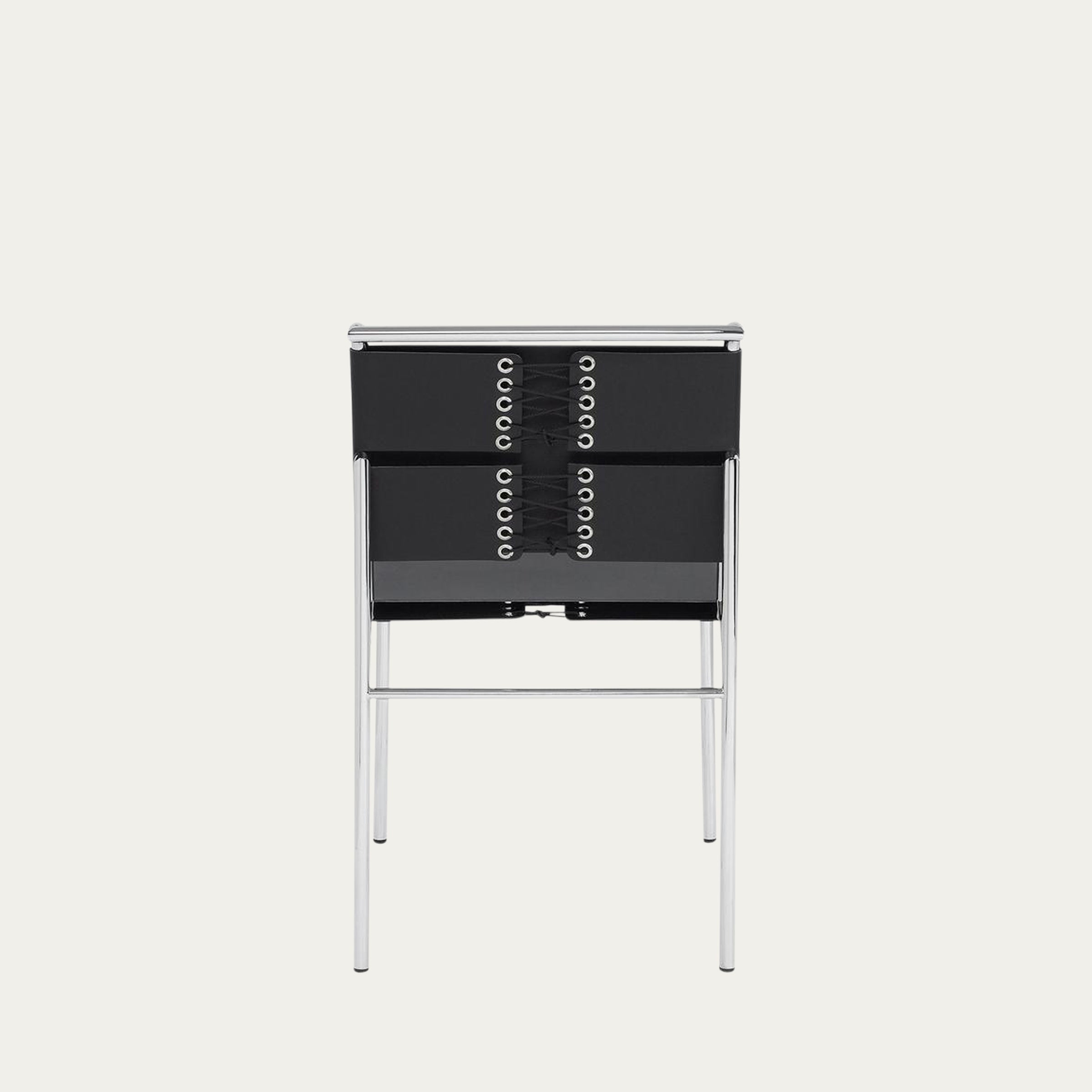 Rückansicht des Roquebrune Stuhls von Eileen Gray 1927 mit Schnürdetail und verchromtem Stahlgestell
