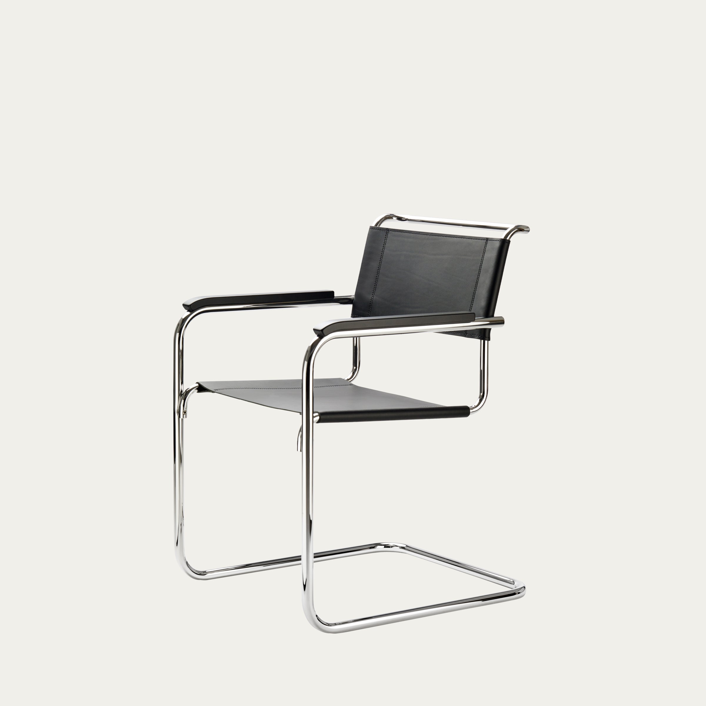 S34 Freischwinger von Mart Stam mit schwarzen Lederflächen und verchromtem Stahlrohrgestell, ikonischer Bauhaus-Klassiker von 1926