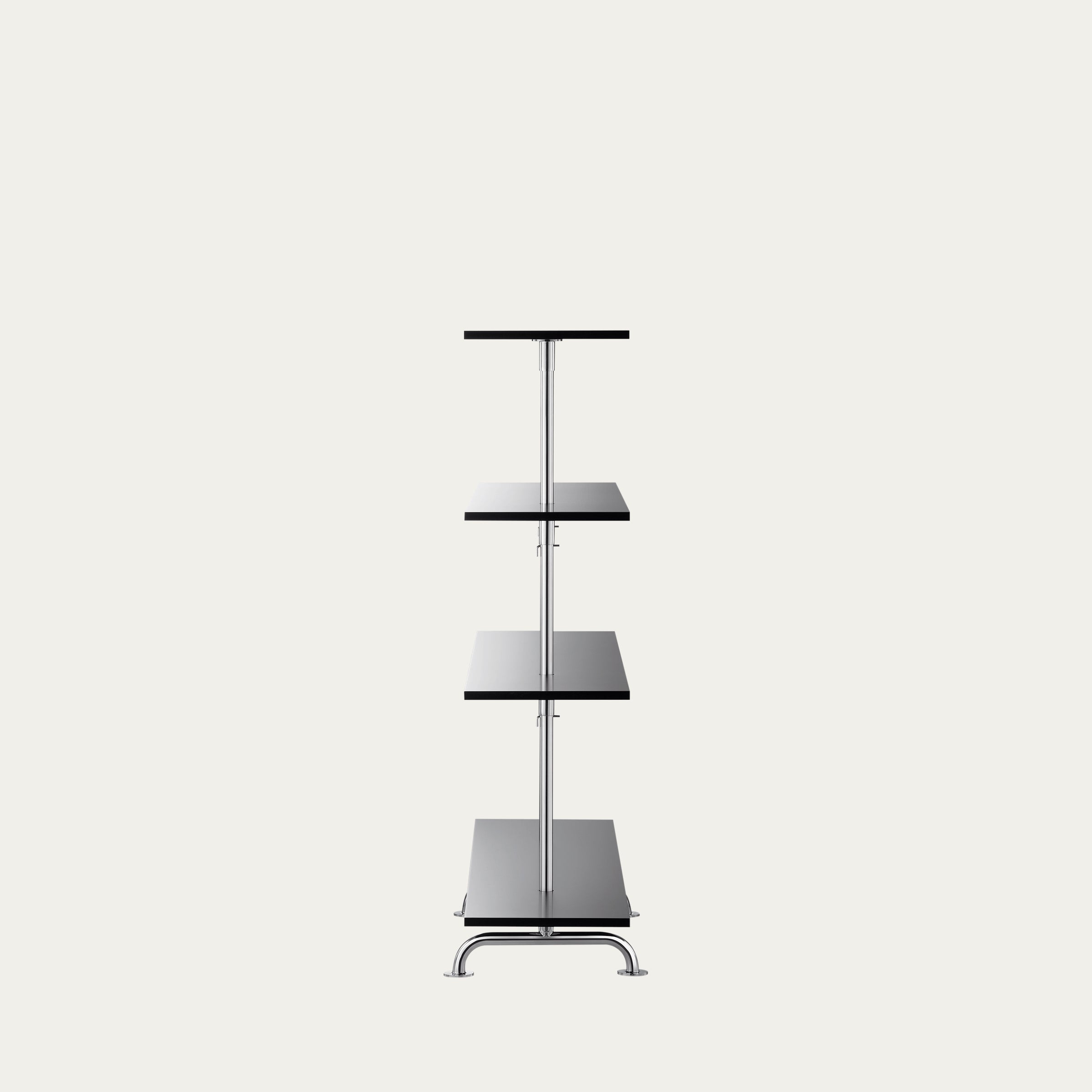 Seitliche Ansicht des S44 Regals von Marcel Breuer mit vier schwarzen Regalböden und verchromtem Stahlgestell