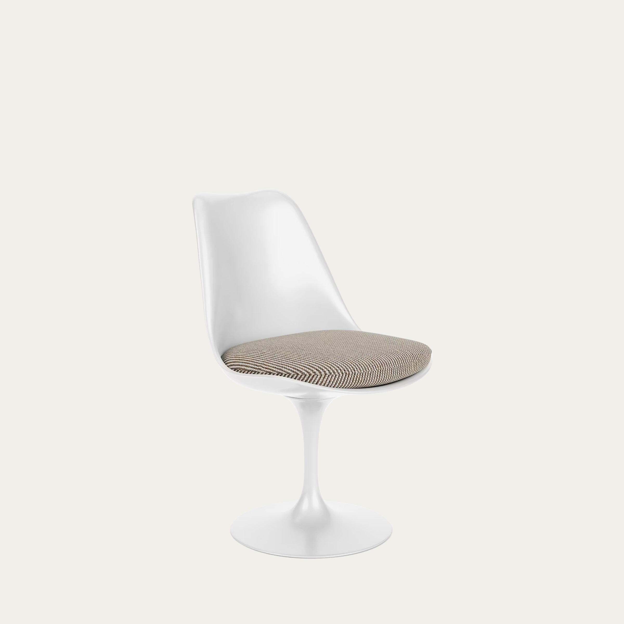 Tulip Chair von Eero Saarinen 1956 mit weißem Fiberglasschalenstuhl und graubeigem Sitzpolster auf ikonischem Tulpenfuß