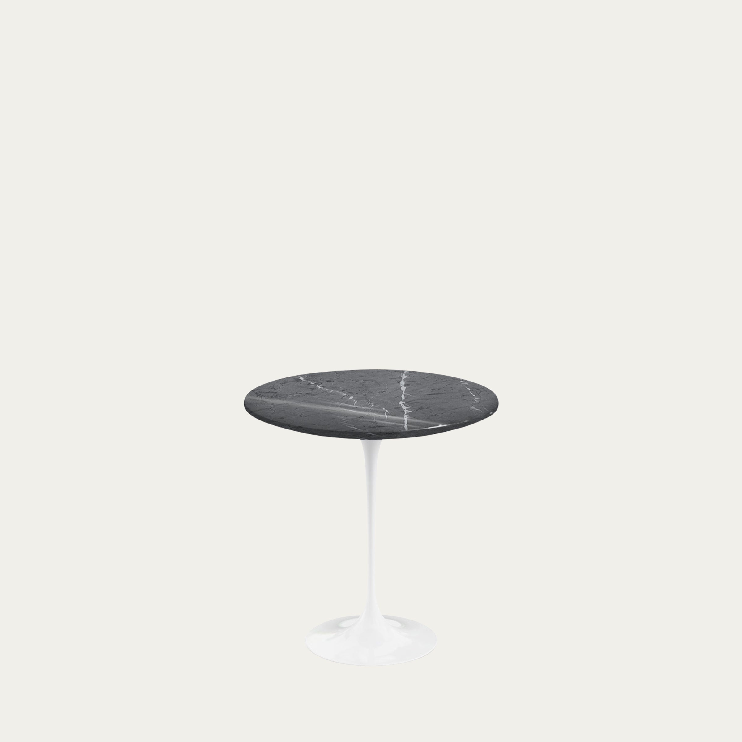 Tulip Side Table von Eero Saarinen 1957 mit schwarzer Marmorplatte und weißem Tulpenfuß
