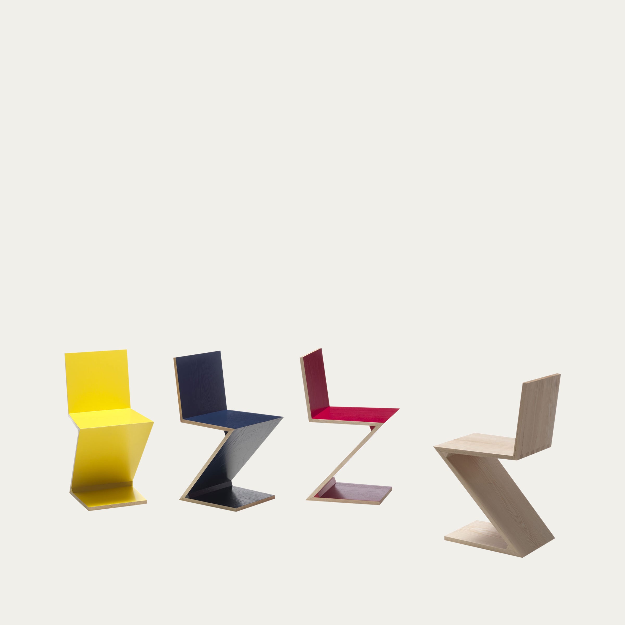 Vier Zig Zag Stühle von Gerrit Thomas Rietveld in Gelb, Blau, Rot und Naturholz – moderne Z-förmige Holzstühle aus dem Jahr 1934